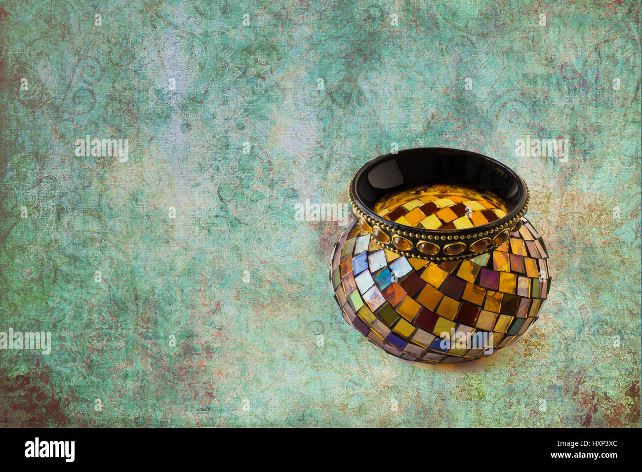 Mosaico piccolo votive in vetro con un pallido sfondo teal grande per livelli di testo Foto Stock