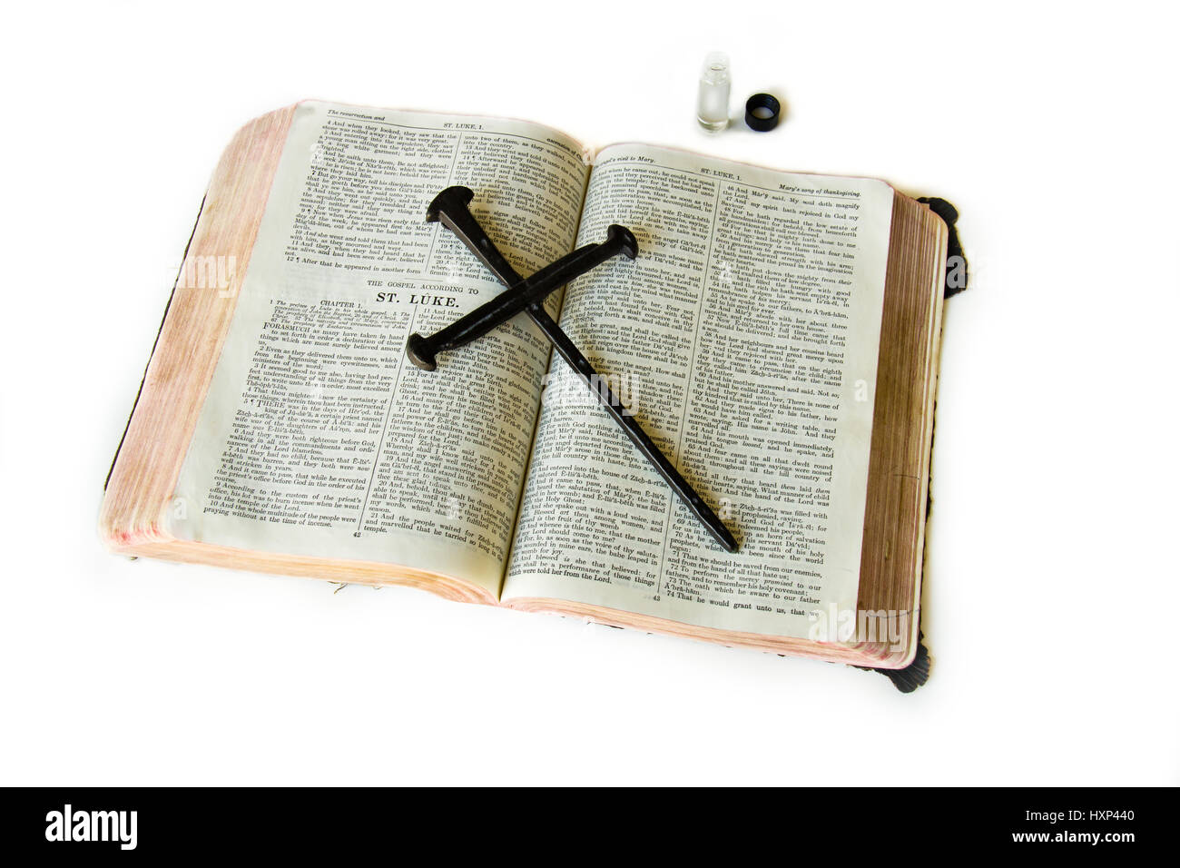 Vecchia Bibbia con croce che si adagia sopra e olio di unzione Foto Stock