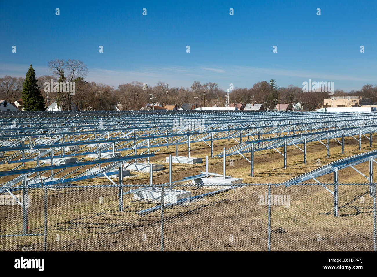 Detroit, Michigan - un 2 megawatt impianto solare in costruzione per DTE Energy su ex terreni abbandonati. Detroit la popolazione è diminuita da tw Foto Stock