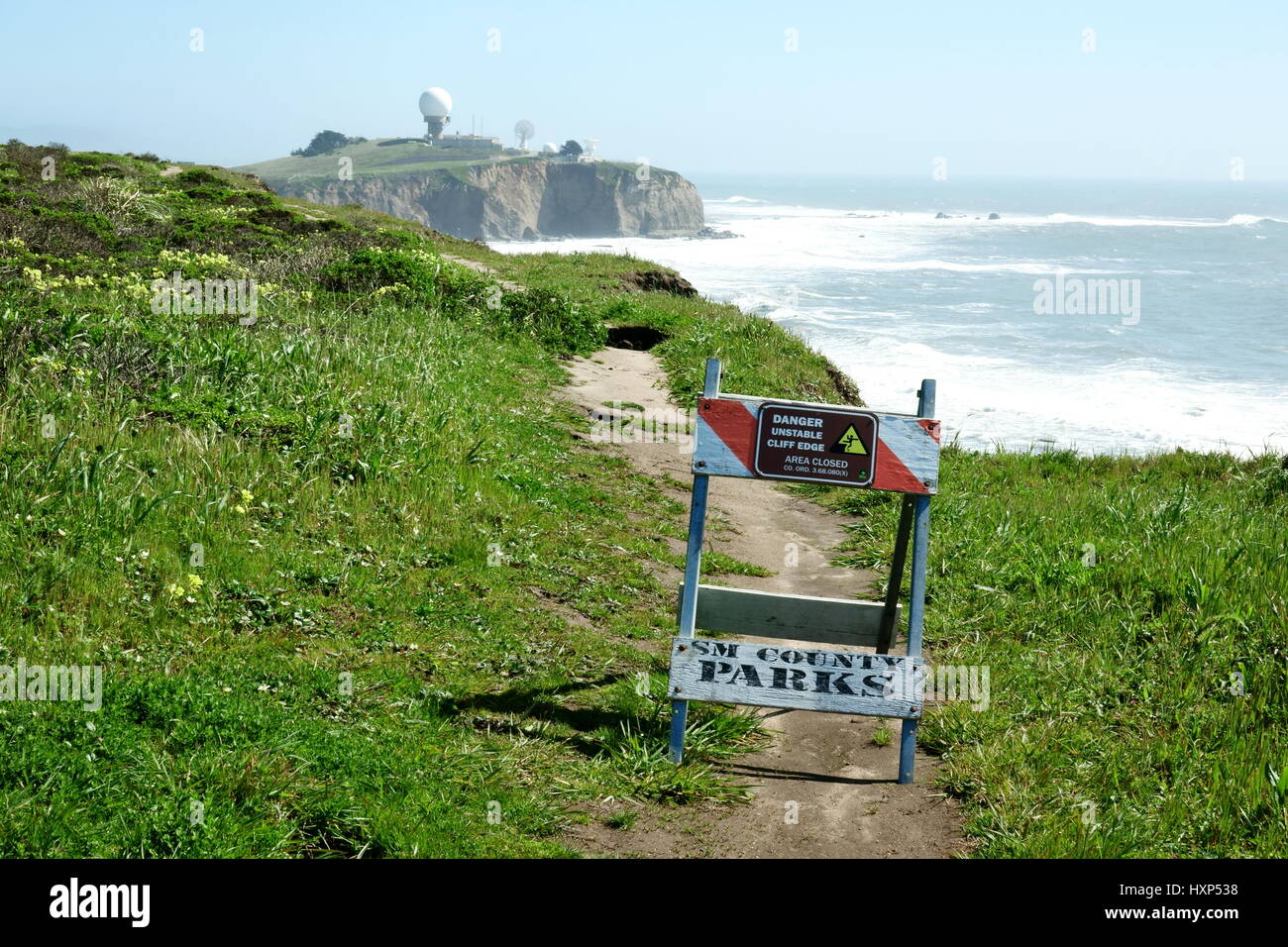 Segno avverte gli escursionisti California il sentiero costiero deviato da erosione Wave Foto Stock