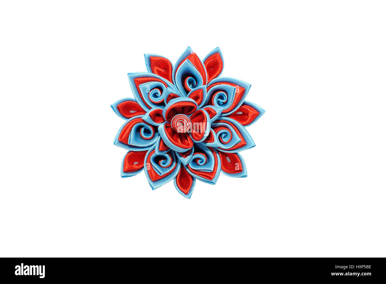 Kanzashi. Rosso Blu fiori artificiali isolate su sfondo bianco Foto Stock