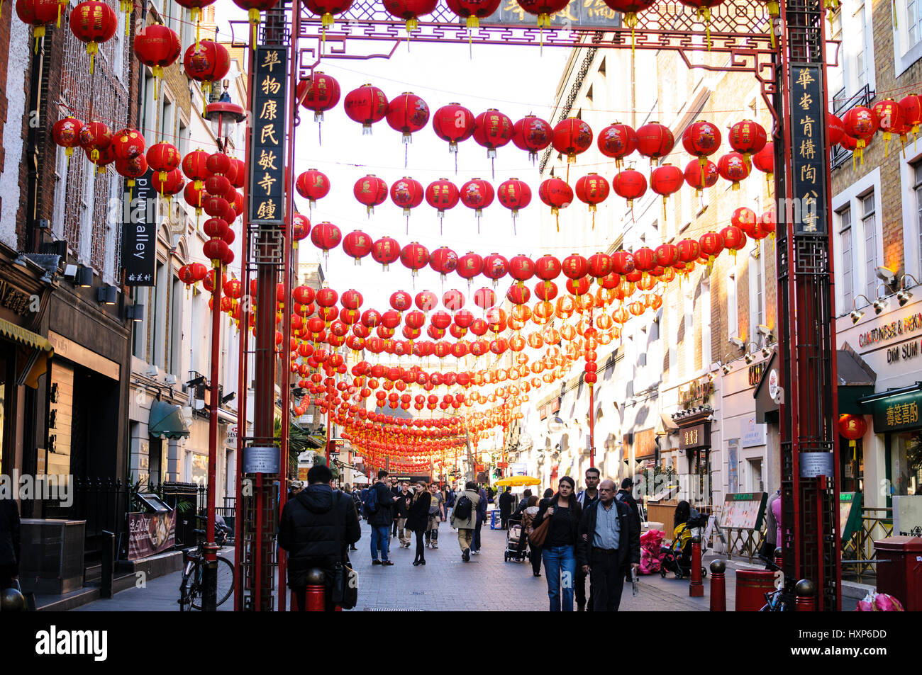 Lanterne tradizionali per celebrare il capodanno cinese! Chinatown, Soho, Londra 2017. Foto Stock