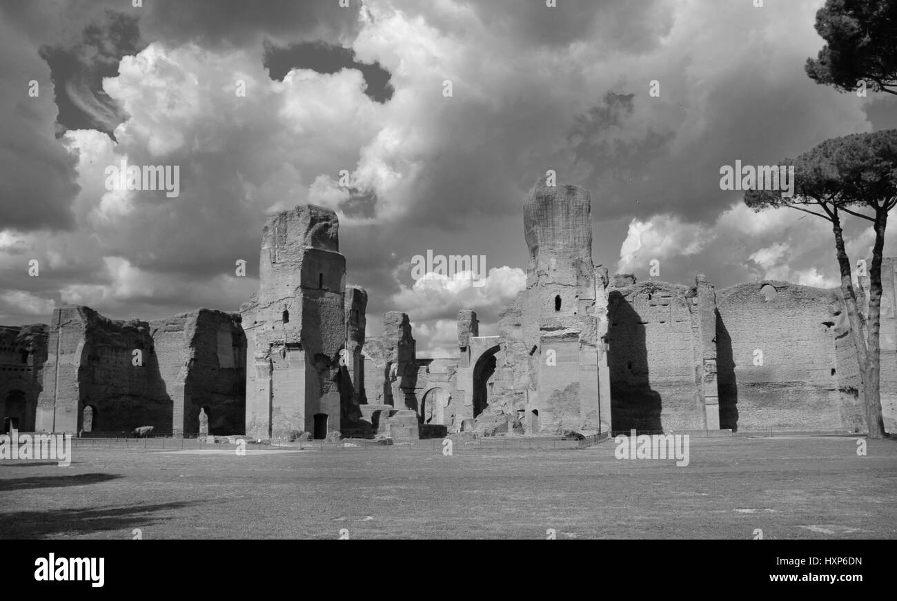 Le antiche rovine delle Terme di Caracalla nel centro di Roma con bellissimo cielo (bianco e nero) Foto Stock