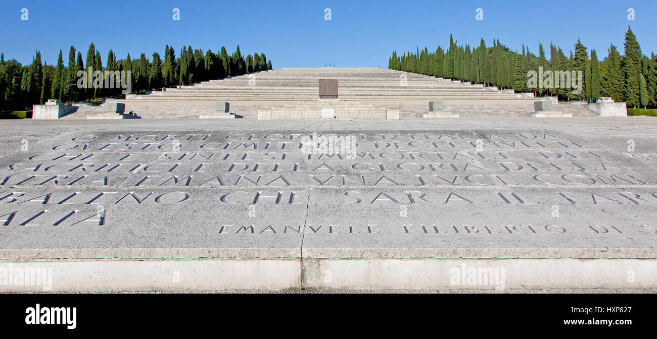 La I Guerra Mondiale memoriale di Redipuglia è uno dei più grandi monumentale cimitero militare in tutto il mondo Foto Stock
