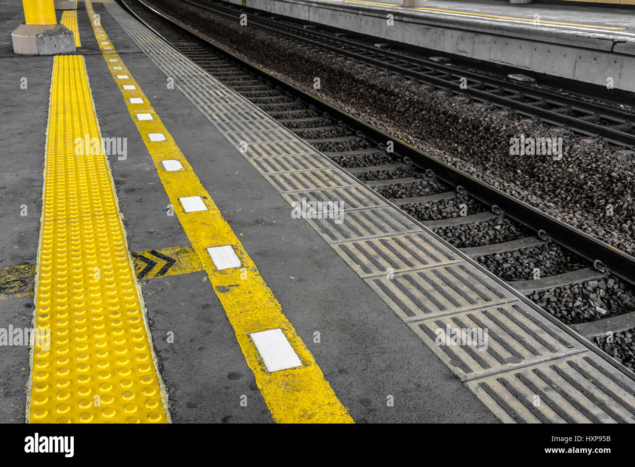 Linea gialla per la sicurezza linea realizzata dal sorgere di gomma per persone cieche in stazione ferroviaria foto scattata a Giacarta Indonesia Foto Stock