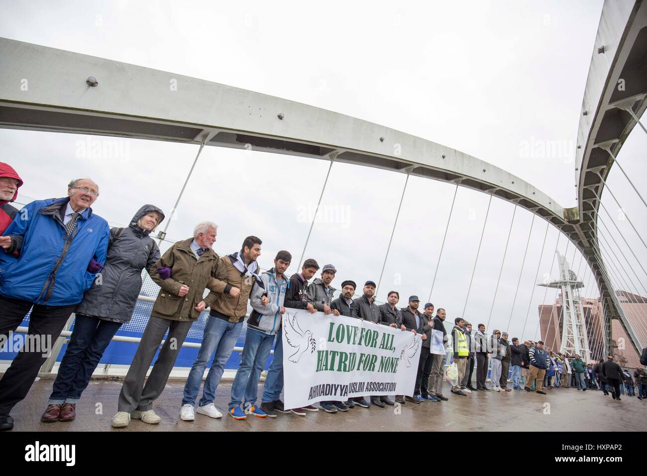Membri del Manchester Multi-Faith Netowrk e musulmani Ahmadiyya sul ponte di Lowry , Salford Quays in veglia per Londra terrore attack 1 settimana fa Foto Stock