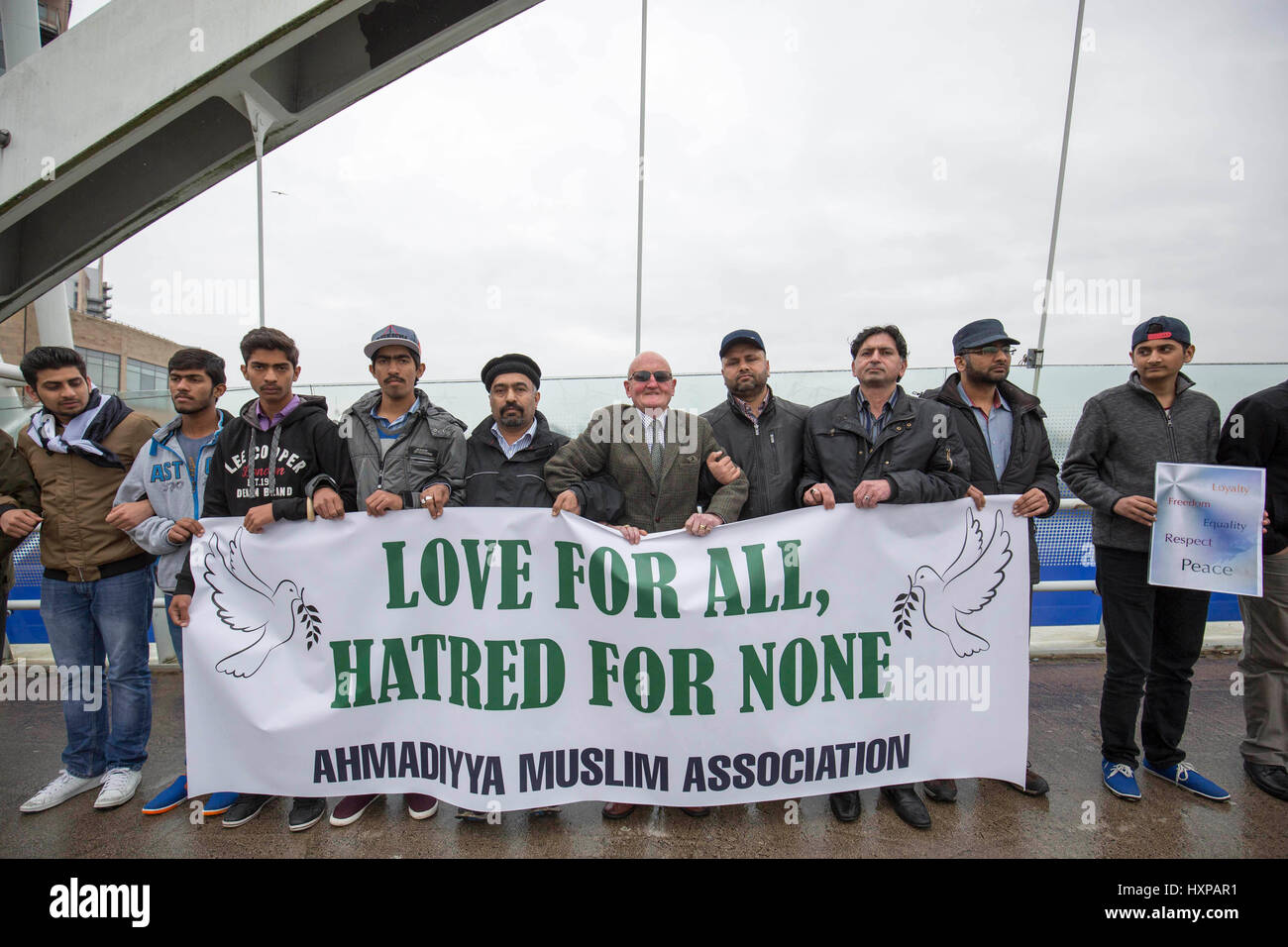 Membri del Manchester Multi-Faith Netowrk e musulmani Ahmadiyya sul ponte di Lowry , Salford Quays in veglia per Londra terrore attack 1 settimana fa Foto Stock