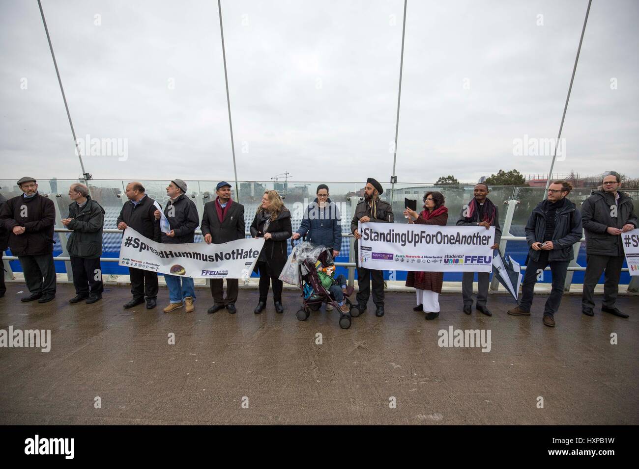 Membri del Manchester Multi-Faith Netowrk e musulmani Ahmadiyya sul ponte di Lowry , Salford Quays in veglia per Londra terrore attack 1 settimana fa Foto Stock