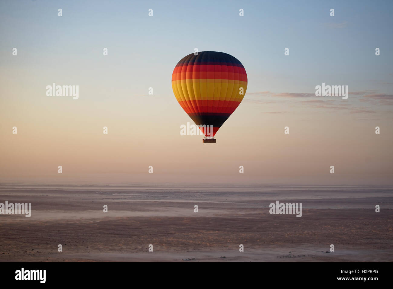 Balooning oltre il deserto Arabico Foto Stock