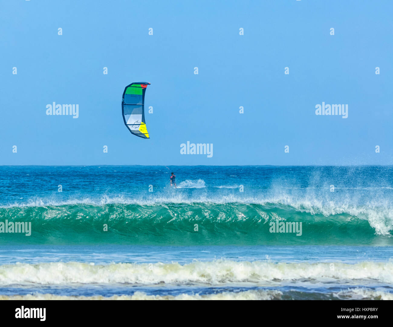 Kite surfer con un turchese onda a Seven Mile Beach, Gerroa, Illawarra Costa, Nuovo Galles del Sud, NSW, Australia Foto Stock