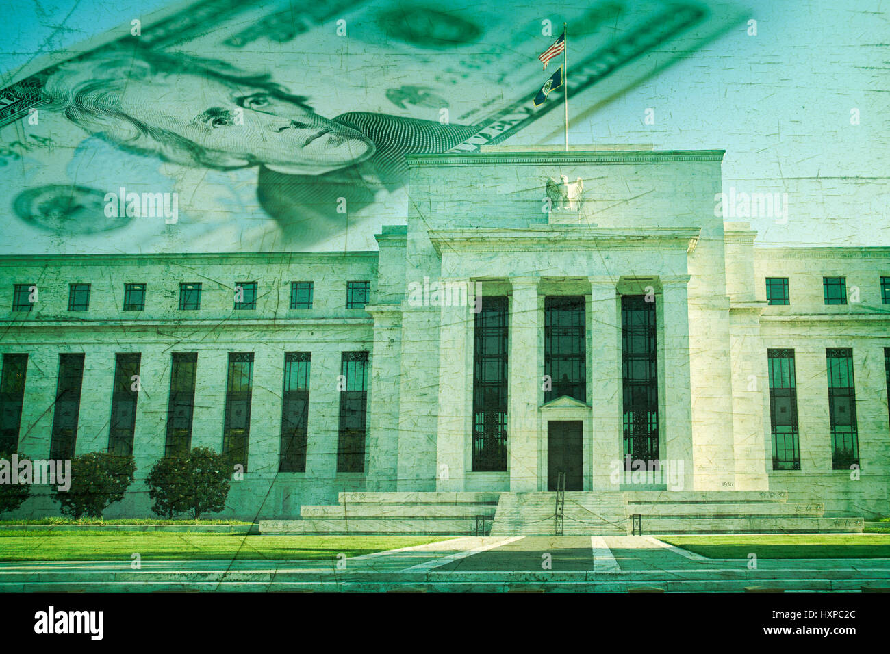 La Federal Reserve building in Washington DC sovrapposta su una ventina di dollaro e una texture grunge background Foto Stock