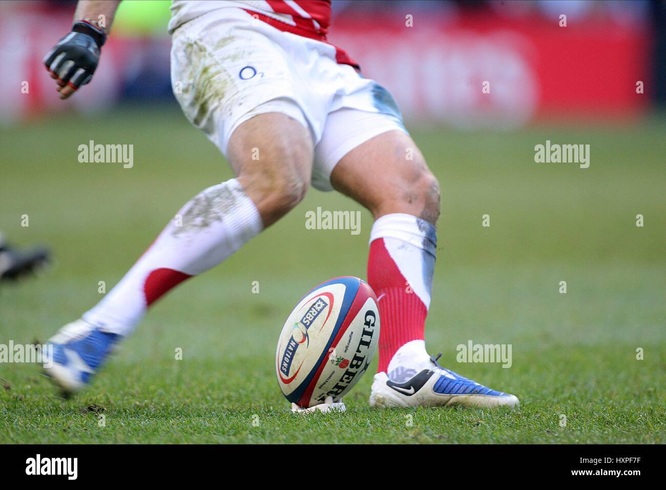 Calcio di Rigore e palla da rugby RBS Sei Nazioni TWICKENHAM MIDDLESEX INGHILTERRA 07 Febbraio 2009 Foto Stock