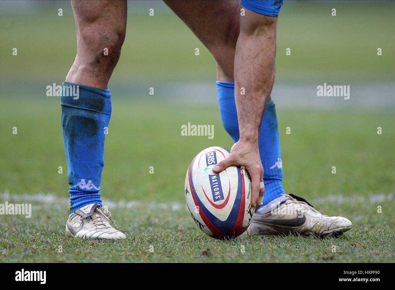 Pallone da RUGBY & Calcio di Rigore RBS Sei Nazioni TWICKENHAM MIDDLESEX INGHILTERRA 07 Febbraio 2009 Foto Stock