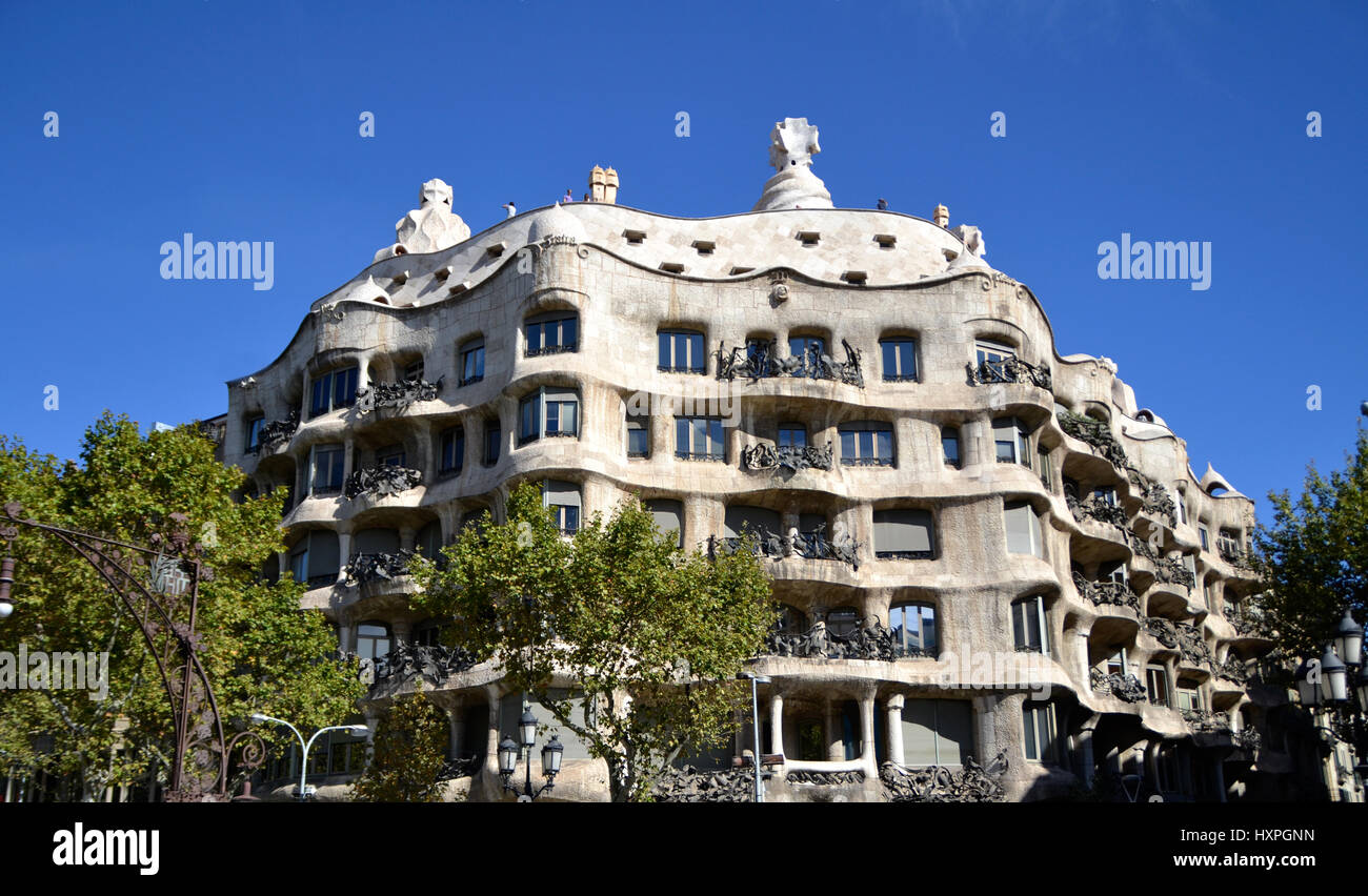 Vista della Casa Mila o La Pedrera a Barcellona, Spagna Foto Stock