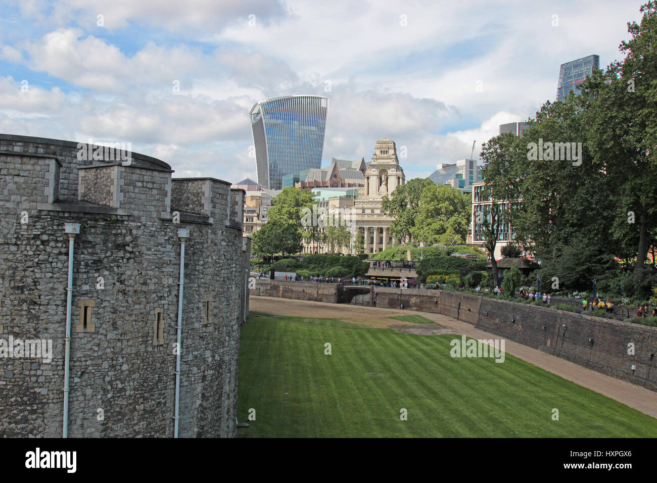 Vista della parete esterna della Torre di Londra con il walkie talkie (20 Fenchurch Street) in background Foto Stock