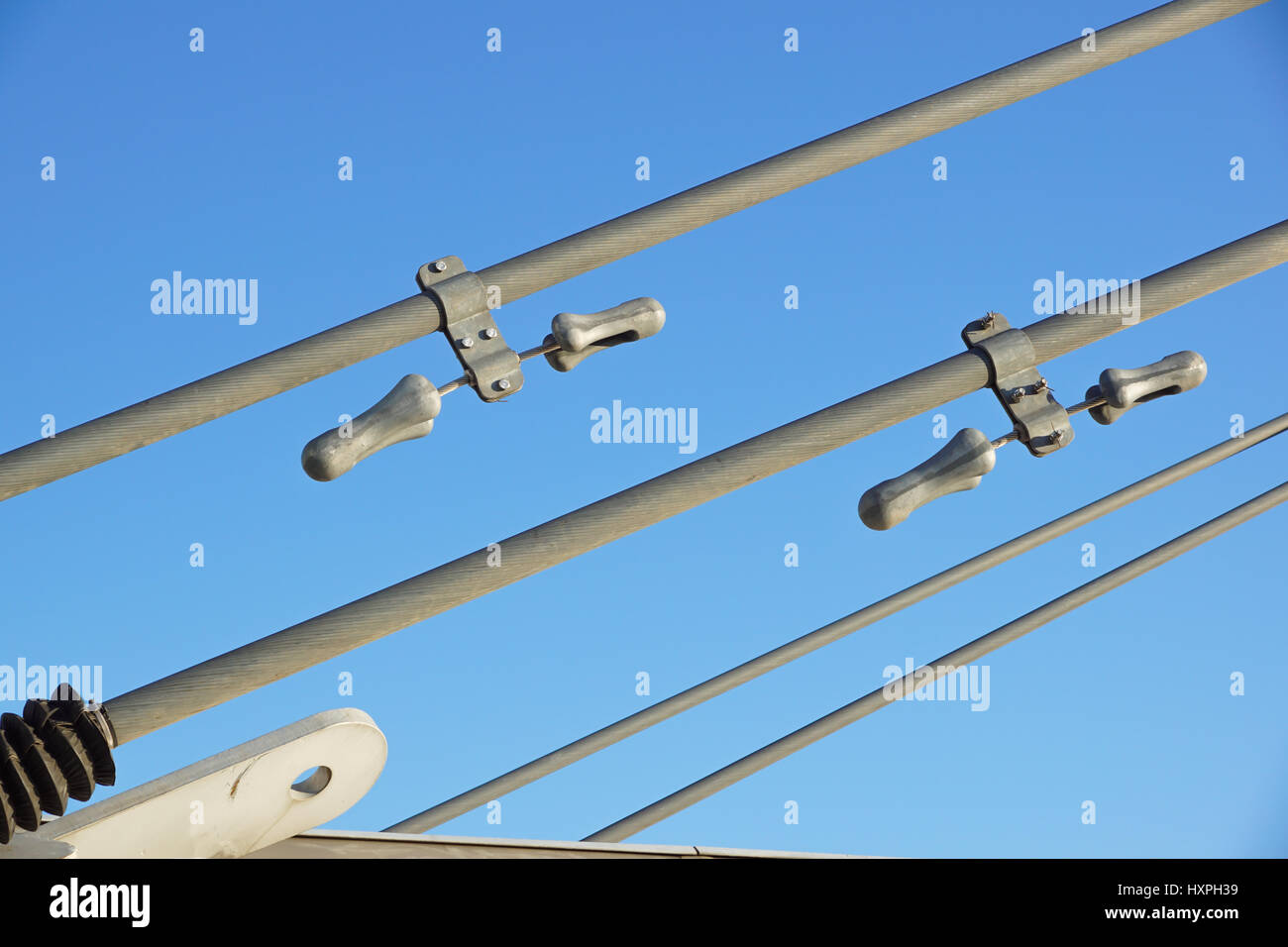 Il fotografo prende una foto le strutture metalliche per la costruzione del ponte Foto Stock