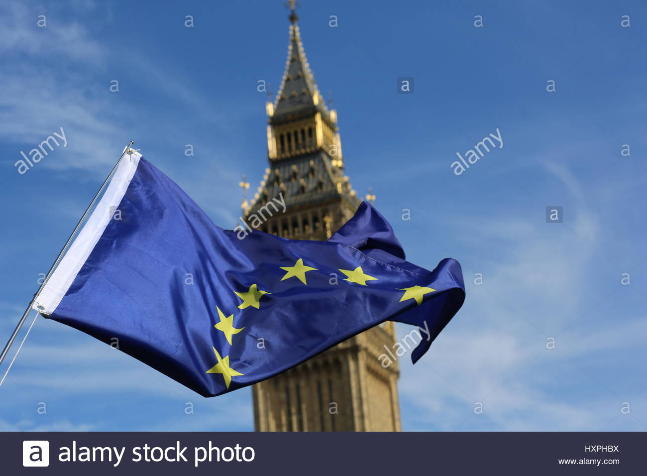 Bandiera UE vola nella parte anteriore del Big Ben in grande sole a Londra Foto Stock