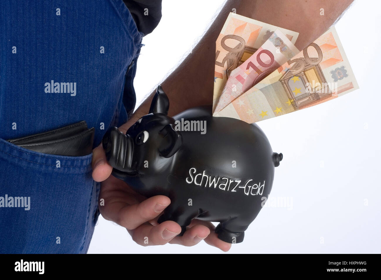 "Nel complesso detiene il salvadanaio con la stampa ''denaro nero'' e di banconote (n. Pr) ', Mann im hält Blaumann Sparschwein mit dem Aufdruck 'Schw Foto Stock