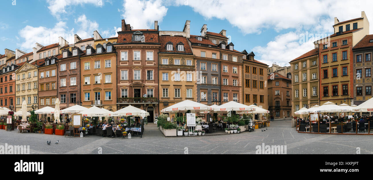 Varsavia, Polonia - 28 Maggio 2015: vista panoramica della vecchia architettura di Varsavia. Caffè tradizionale con i turisti contro tipiche vecchie case sulla città vecchia Mar Foto Stock