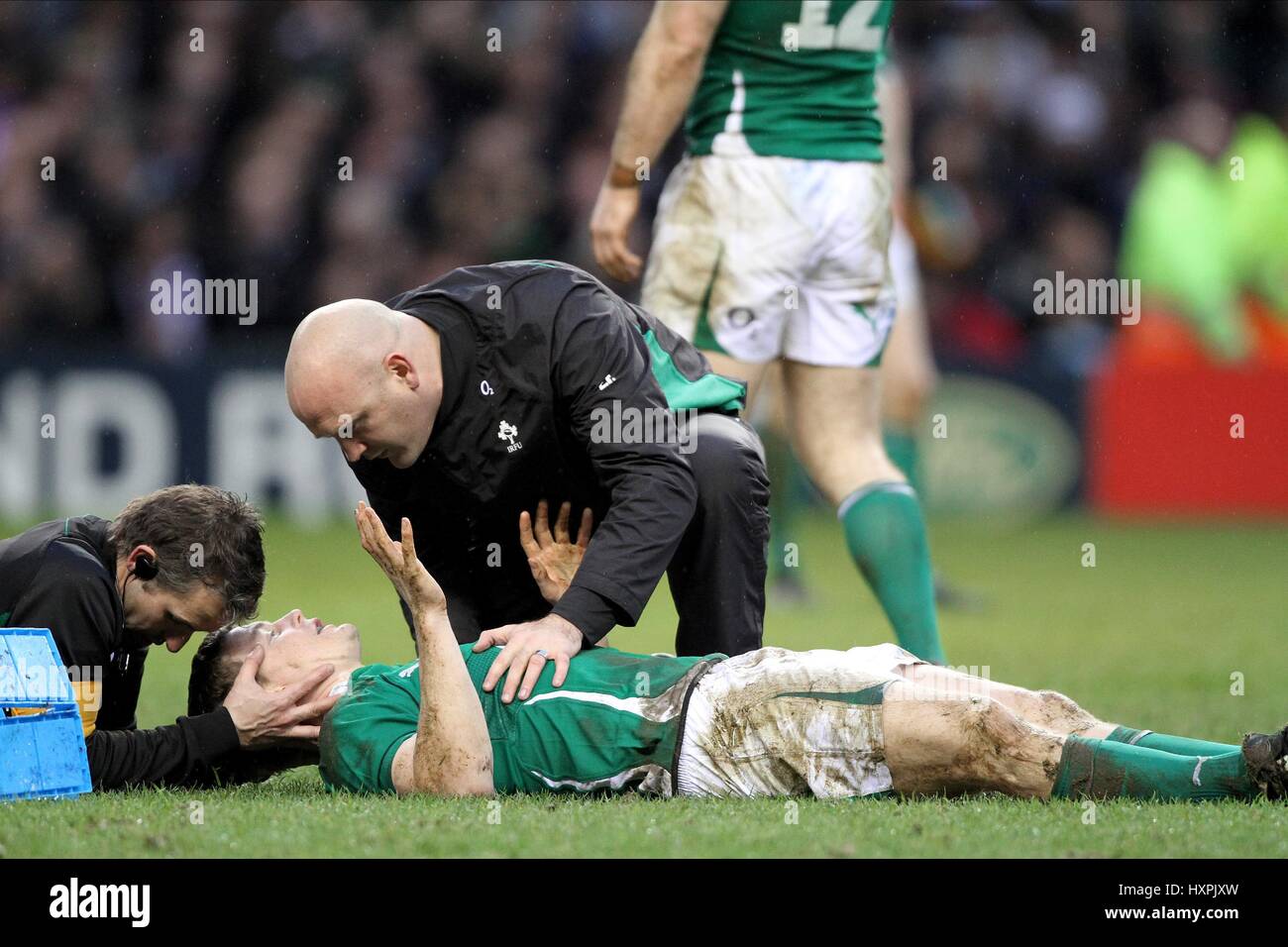 BRIAN O'Driscoll è aiutato a poppa INGHILTERRA V IRLANDA TWICKENHAM MIDDLESEX INGHILTERRA 27 Febbraio 2010 Foto Stock