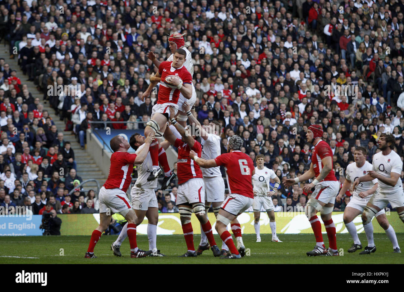 IAN EVANS VINCE IL GALLES LINEOUT INGHILTERRA E GALLES 6 INGHILTERRA E GALLES 6 NAZIONI TWICKENHAM MIDDLESEX INGHILTERRA 25 Febbraio 2012 Foto Stock