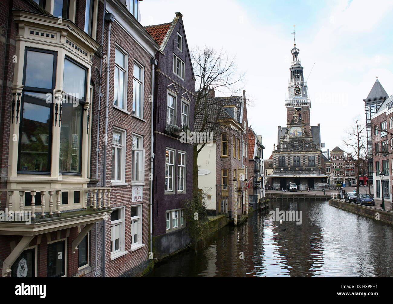 Inizio del XVII secolo Waag (casa di pesatura) a piazza Waagplein a Alkmaar, Paesi Bassi. Visto da Luttik Oudorp / Zijdam canal Foto Stock