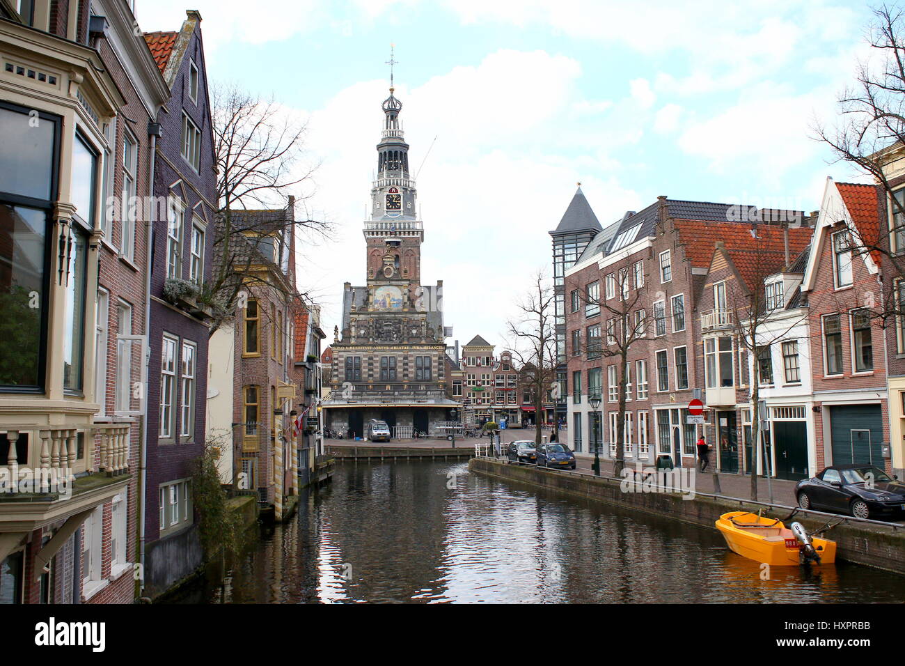 Inizio del XVII secolo Waag (casa di pesatura) a piazza Waagplein a Alkmaar, Paesi Bassi. Visto da Luttik Oudorp / Zijdam canal Foto Stock