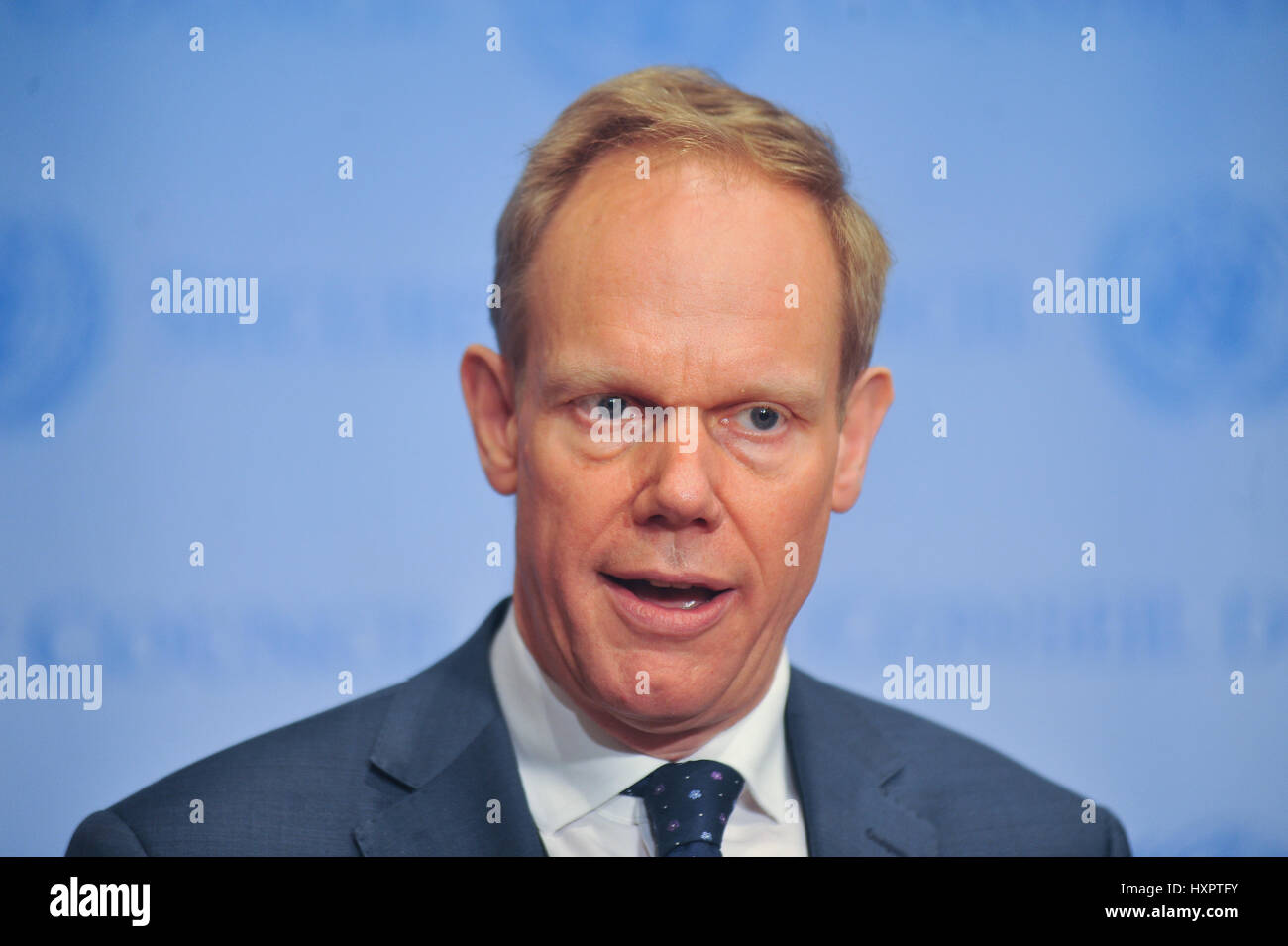 New York, Stati Uniti. 29 Mar, 2017. Ambasciatore britannico presso le Nazioni Unite Matthew Rycroft parla ai giornalisti. Consiglio di sicurezza si riunisce per discutere gli ultimi avvenimenti in Yemen, che si trova ancora di fronte a una guerra civile ed è diventata la base per i gruppi militanti come Al Qaeda e Stato islamico. Il paese si trova ad affrontare il "più grande crisi umanitaria' nel mondo, con i due terzi dei suoi diciotto milioni di persone che hanno bisogno di aiuto, secondo Stephen O'Brien, un alto funzionario dell'ONU. Credito: Luiz Roberto Lima/Pacific Press/Alamy Live News Foto Stock