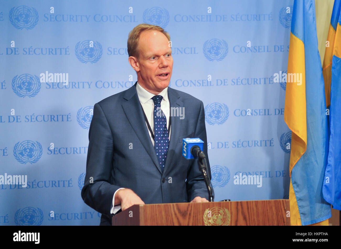 New York, Stati Uniti. 29 Mar, 2017. Ambasciatore britannico presso le Nazioni Unite Matthew Rycroft parla ai giornalisti. Consiglio di sicurezza si riunisce per discutere gli ultimi avvenimenti in Yemen, che si trova ancora di fronte a una guerra civile ed è diventata la base per i gruppi militanti come Al Qaeda e Stato islamico. Il paese si trova ad affrontare il "più grande crisi umanitaria' nel mondo, con i due terzi dei suoi diciotto milioni di persone che hanno bisogno di aiuto, secondo Stephen O'Brien, un alto funzionario dell'ONU. Credito: Luiz Roberto Lima/Pacific Press/Alamy Live News Foto Stock