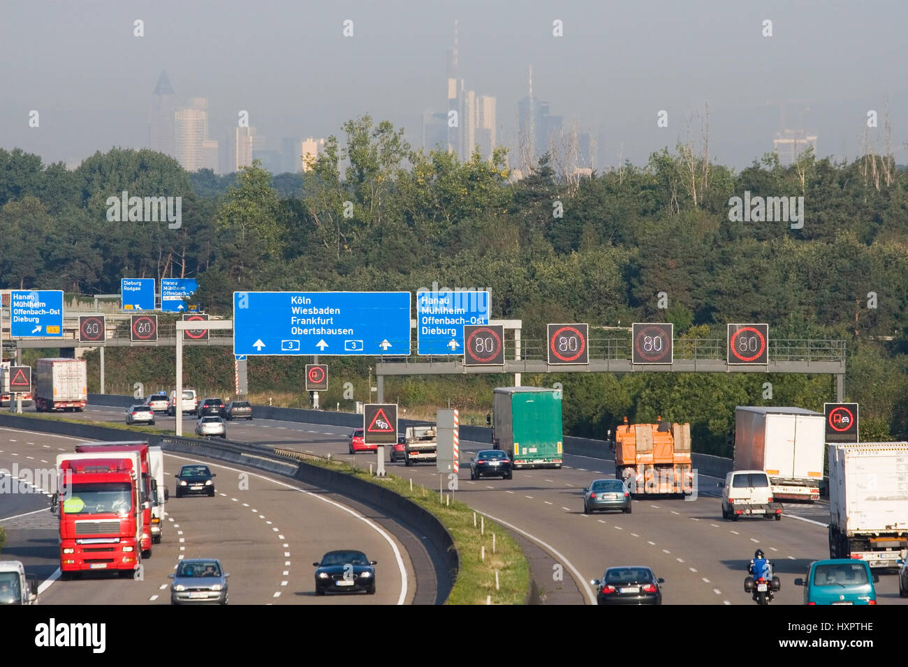 Autostrada A3, all'altezza Rodgau, sullo sfondo la skyline di Francoforte am Main, Autobahn A3 auf Höhe Rodgau, im Hintergrund die von dello skyline di Francoforte Foto Stock