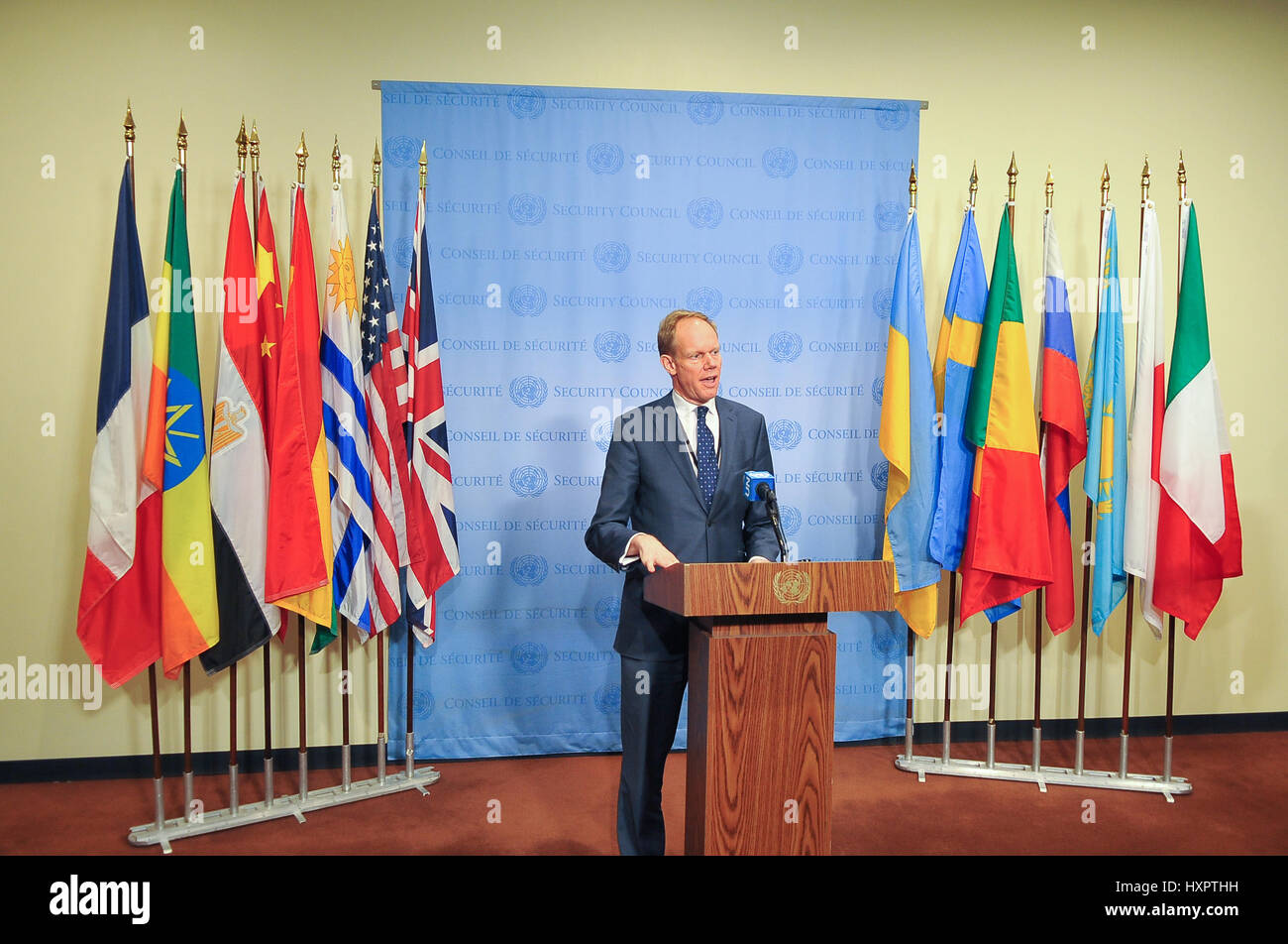 New York, Stati Uniti. 29 Mar, 2017. Ambasciatore britannico presso le Nazioni Unite Matthew Rycroft parla ai giornalisti. Consiglio di sicurezza si riunisce per discutere gli ultimi avvenimenti in Yemen, che si trova ancora di fronte a una guerra civile ed è diventata la base per i gruppi militanti come Al Qaeda e Stato islamico. Il paese si trova ad affrontare il "più grande crisi umanitaria' nel mondo, con i due terzi dei suoi diciotto milioni di persone che hanno bisogno di aiuto, secondo Stephen O'Brien, un alto funzionario dell'ONU. Credito: Luiz Roberto Lima/Pacific Press/Alamy Live News Foto Stock