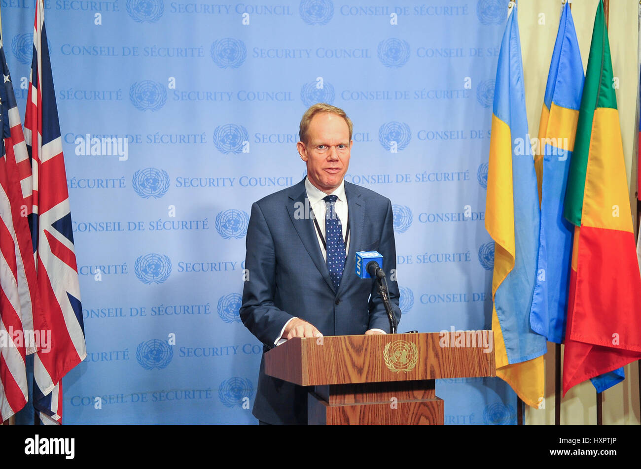 New York, Stati Uniti. 29 Mar, 2017. Ambasciatore britannico presso le Nazioni Unite Matthew Rycroft parla ai giornalisti. Consiglio di sicurezza si riunisce per discutere gli ultimi avvenimenti in Yemen, che si trova ancora di fronte a una guerra civile ed è diventata la base per i gruppi militanti come Al Qaeda e Stato islamico. Il paese si trova ad affrontare il "più grande crisi umanitaria' nel mondo, con i due terzi dei suoi diciotto milioni di persone che hanno bisogno di aiuto, secondo Stephen O'Brien, un alto funzionario dell'ONU. Credito: Luiz Roberto Lima/Pacific Press/Alamy Live News Foto Stock