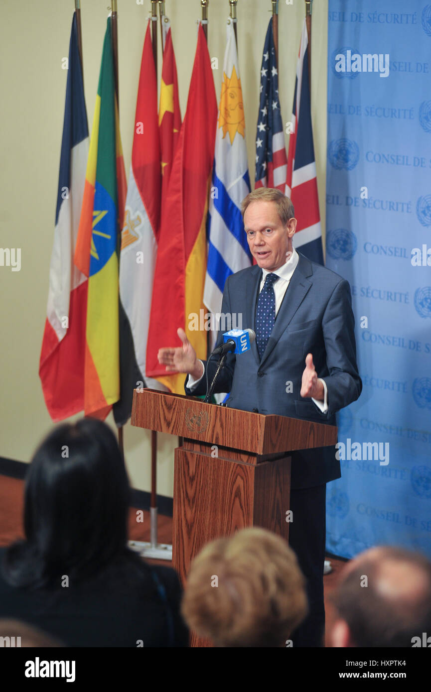 New York, Stati Uniti. 29 Mar, 2017. Ambasciatore britannico presso le Nazioni Unite Matthew Rycroft parla ai giornalisti. Consiglio di sicurezza si riunisce per discutere gli ultimi avvenimenti in Yemen, che si trova ancora di fronte a una guerra civile ed è diventata la base per i gruppi militanti come Al Qaeda e Stato islamico. Il paese si trova ad affrontare il "più grande crisi umanitaria' nel mondo, con i due terzi dei suoi diciotto milioni di persone che hanno bisogno di aiuto, secondo Stephen O'Brien, un alto funzionario dell'ONU. Credito: Luiz Roberto Lima/Pacific Press/Alamy Live News Foto Stock