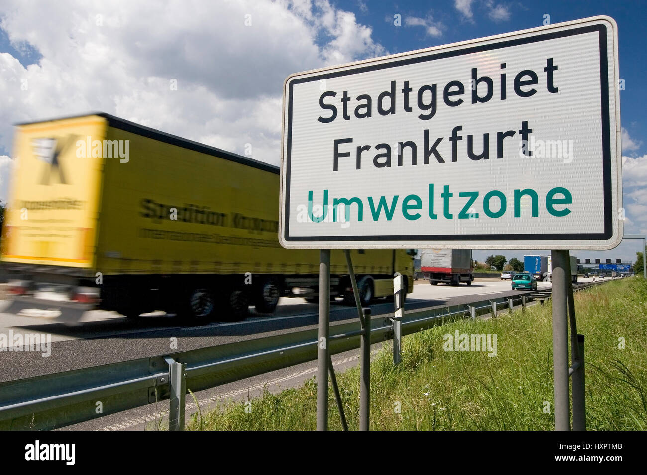 Segno zona ambientale sulla A5, a sud di Francoforte croce (n. Pr), Schild Umweltzone auf der A5, südlich vom Frankfurter Kreuz (n. pr) Foto Stock