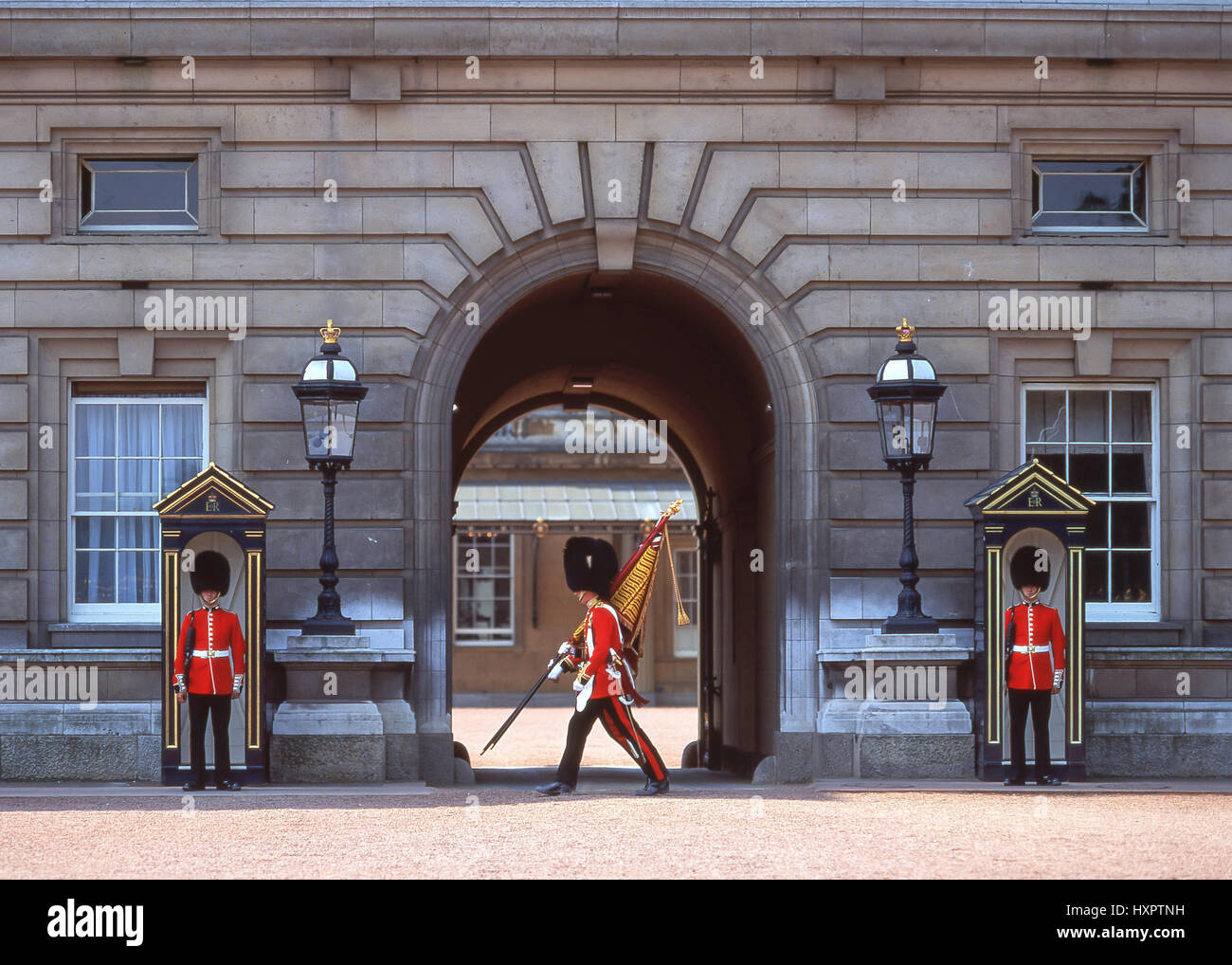 Cambio della Guardia a Buckingham Palace e il Centro Commerciale City of Westminster, Greater London, England, Regno Unito Foto Stock