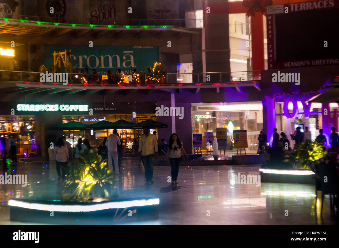 Noida, India - 19 Mar 2017: persone il roaming intorno al giardino galleria mall a Delhi. Foto Stock