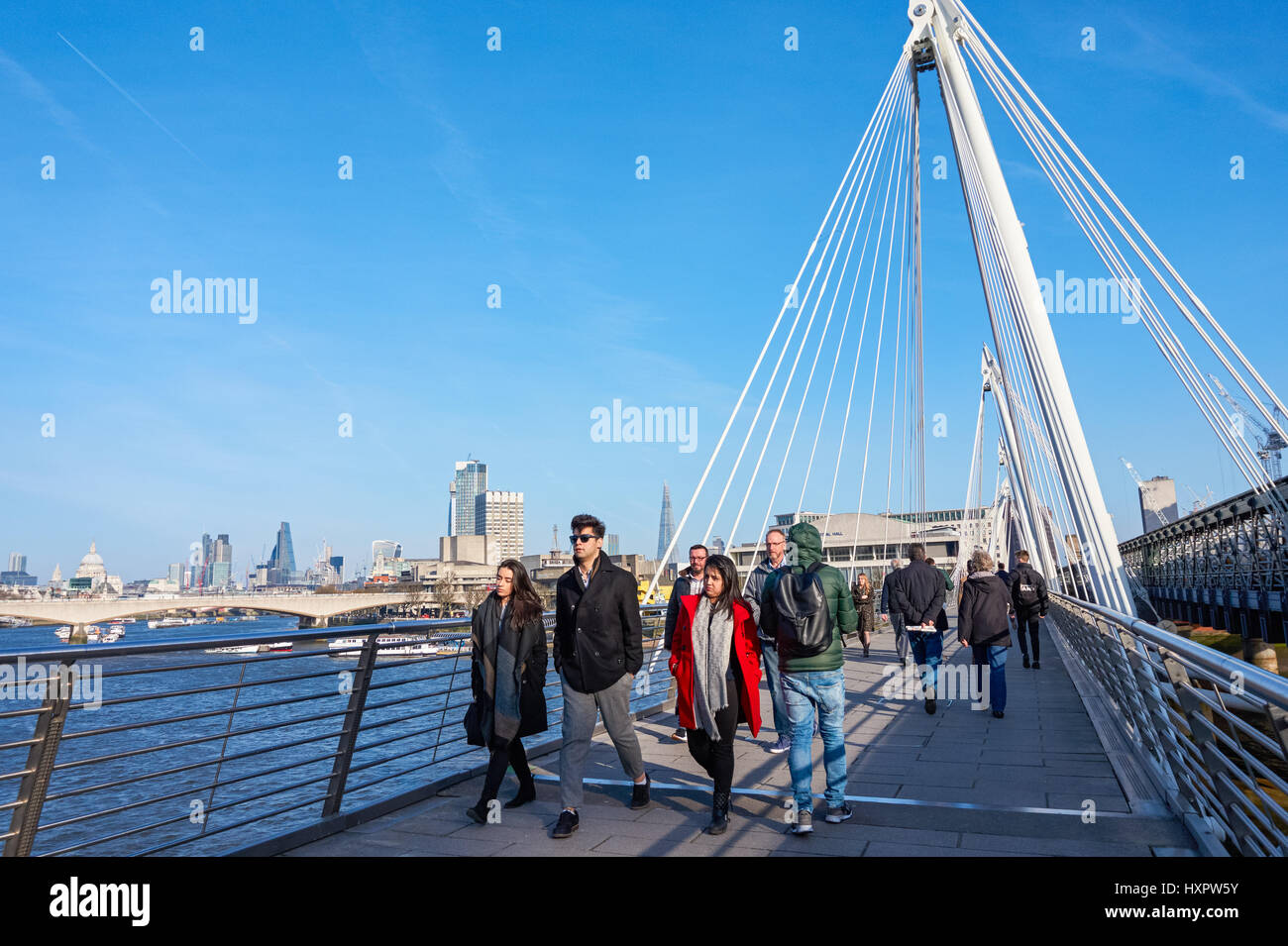 Le persone al giubileo d oro ponti, Londra Inghilterra Regno Unito Regno Unito Foto Stock