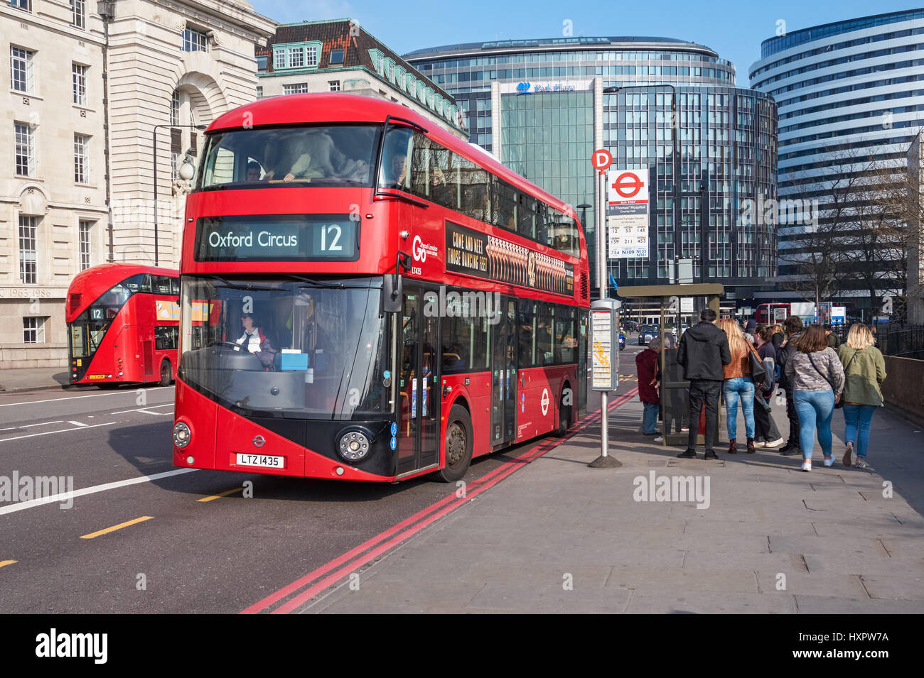 Fermata bus sul Westminster Bridge, Londra England Regno Unito Regno Unito Foto Stock