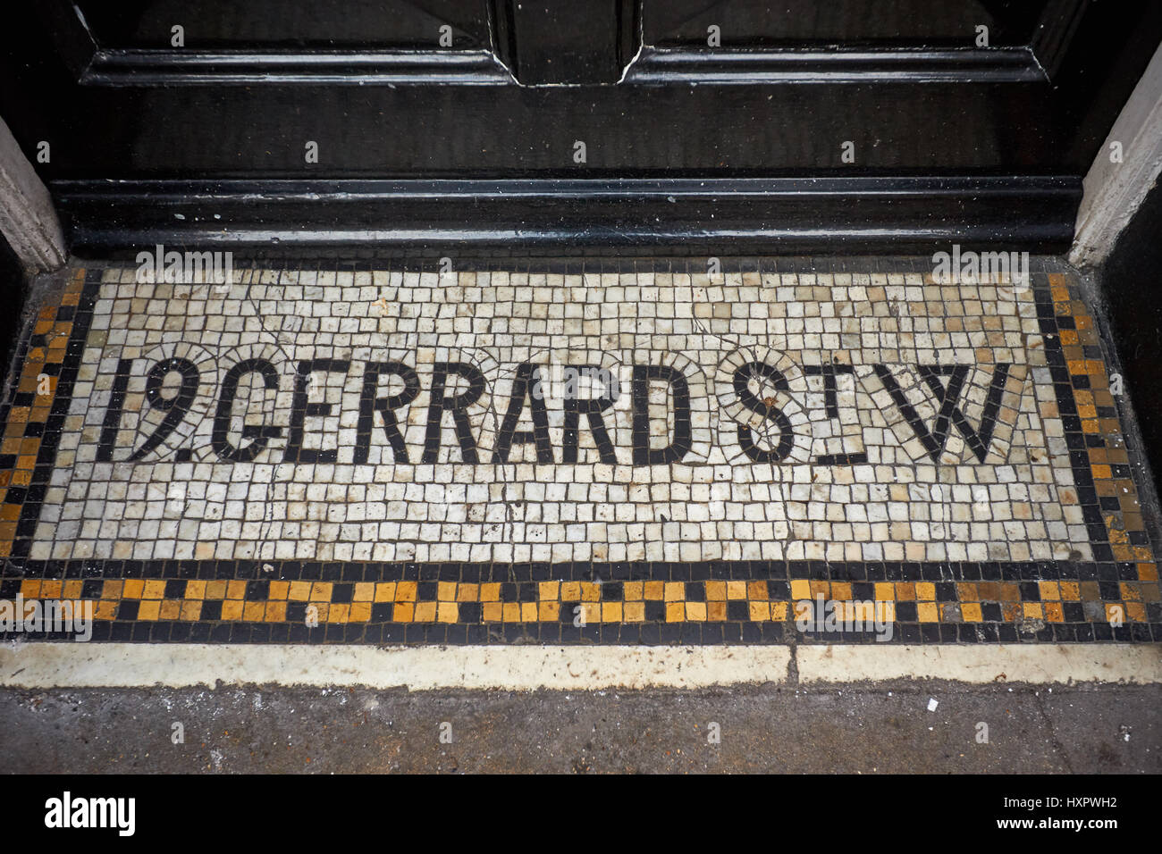 Un mosaico porta a Chinatown che mostra l'indirizzo, 19 Gerrard St Foto Stock