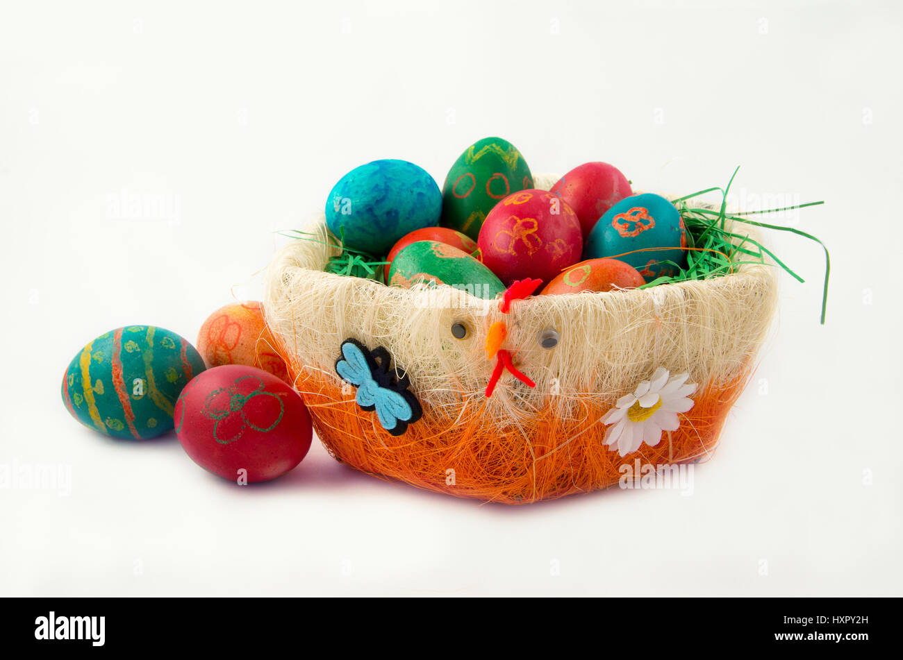 Cestello decorativo con le uova di Pasqua sullo sfondo luminoso Foto Stock