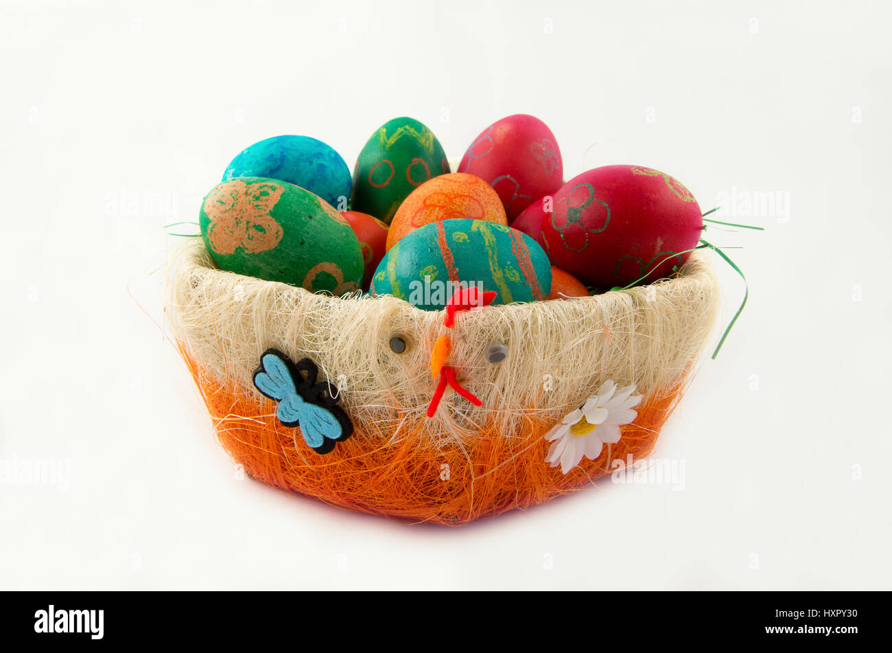 Uova di Pasqua nel cesto decorativo Foto Stock