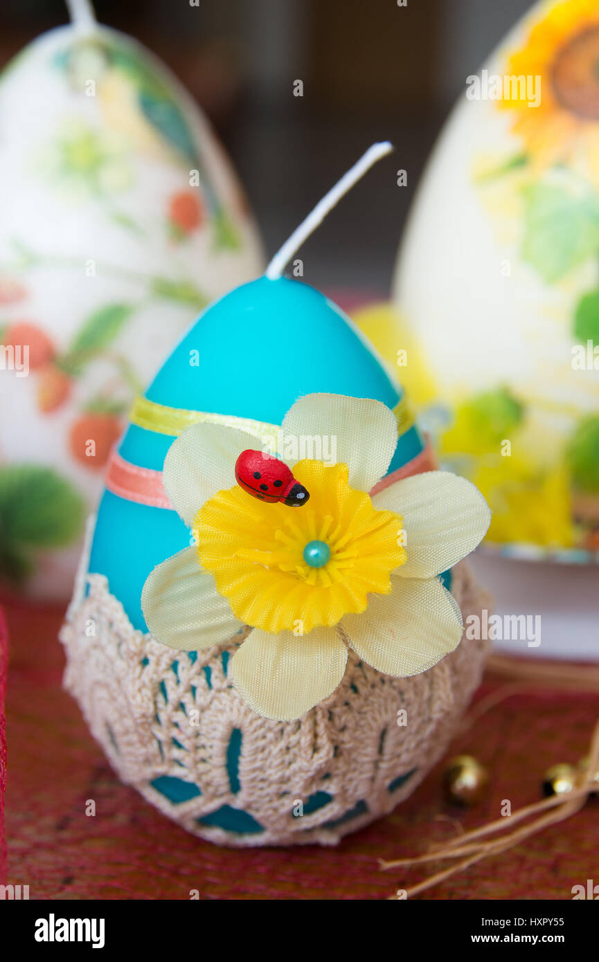 Decorate Pasqua candele in forma di uova. Foto Stock