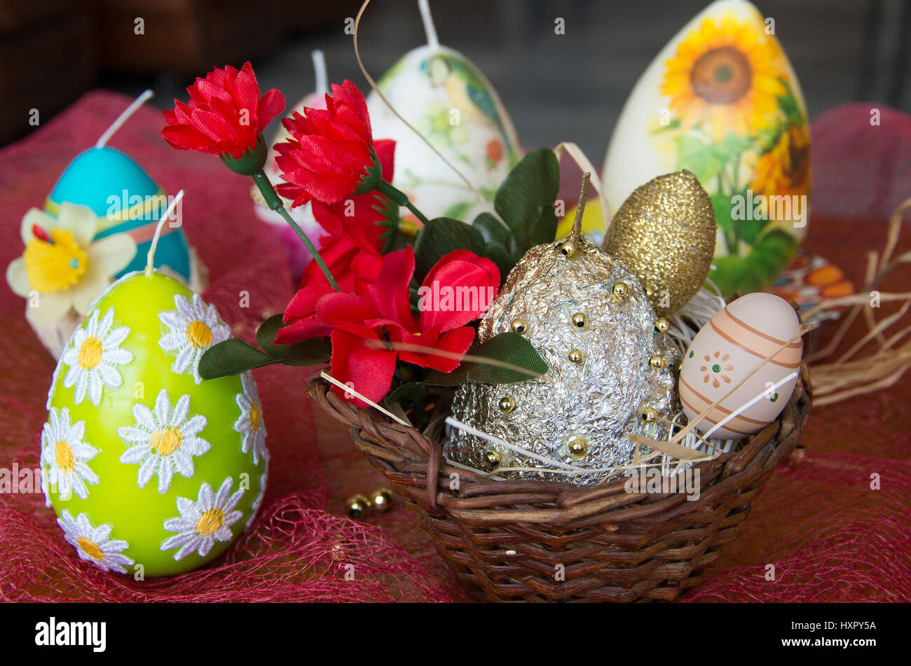 Decorate Pasqua candele in forma di uova. Foto Stock