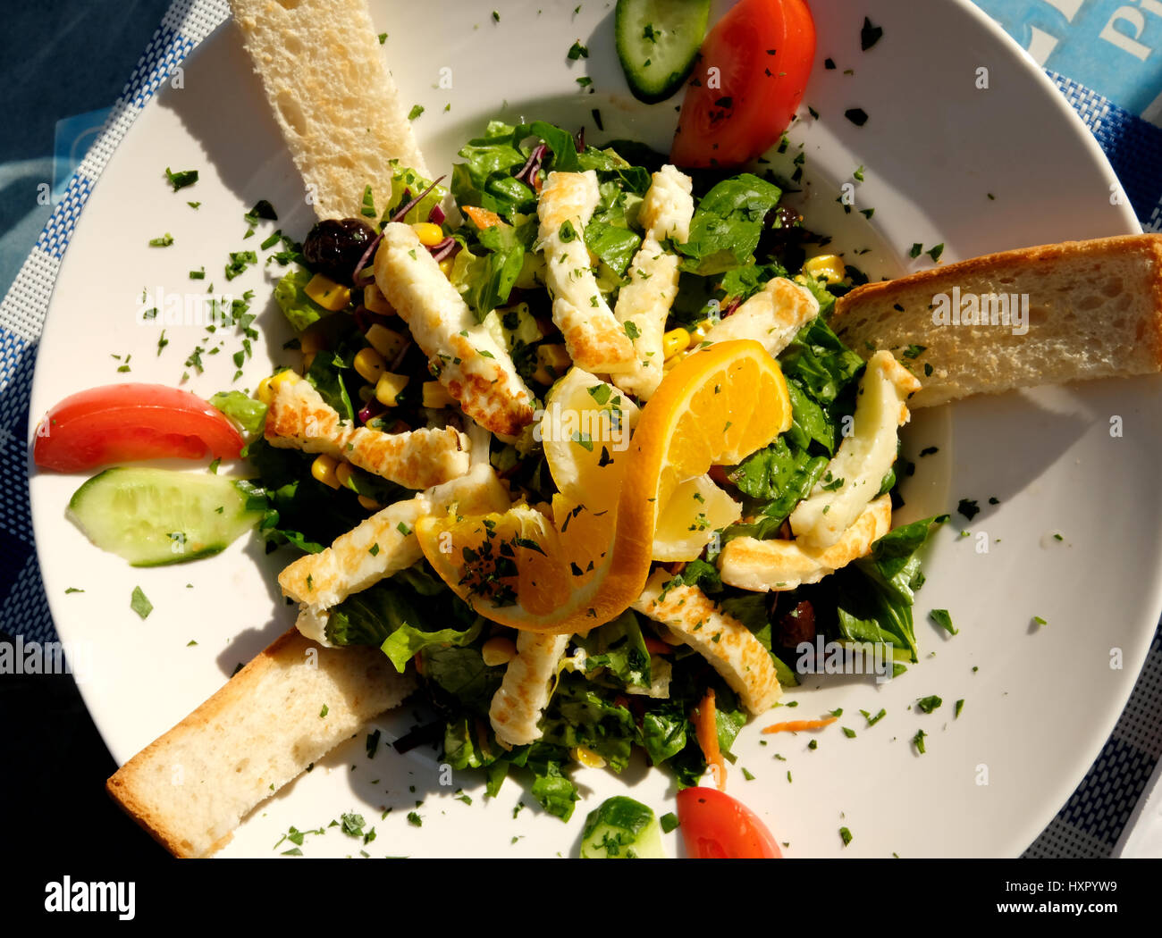Halloumi insalata servita in un ristorante, nella zona turca di Nicosia, Cipro settentrionale. Foto Stock
