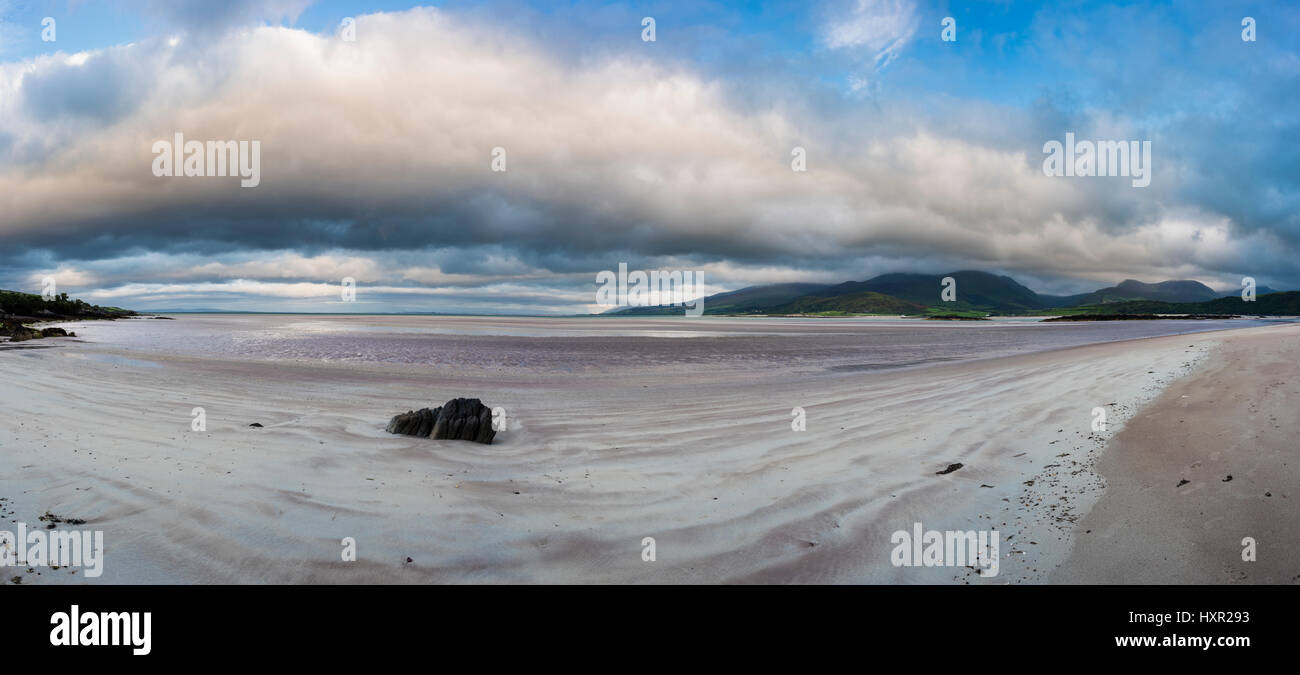 Vista verso est lungo la baia di Brandon da Cappagh spiaggia vicino Clockane (Un Clochán) nel nord della penisola di Dingle, nella contea di Kerry, Irlanda Foto Stock