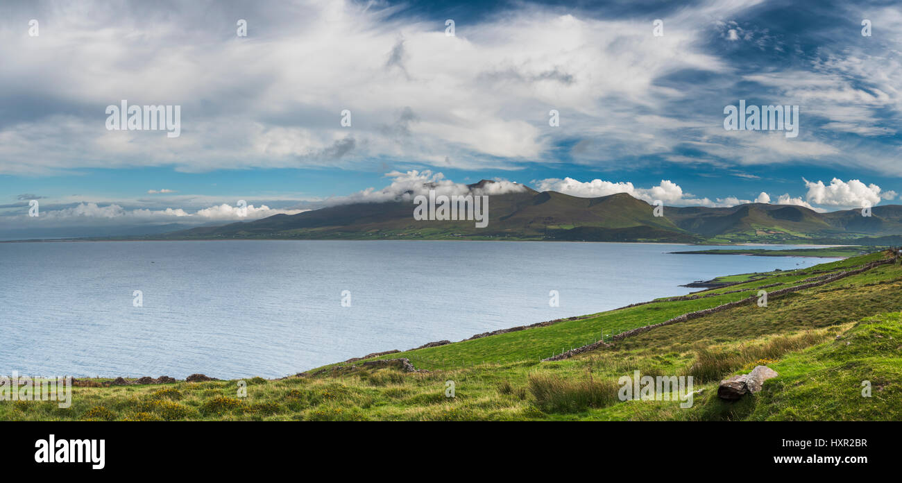 Vista su Brandon Bay da Brandon Head verso le montagne del centro di Dingle Penisula, contea di Kerry, Irlanda Foto Stock