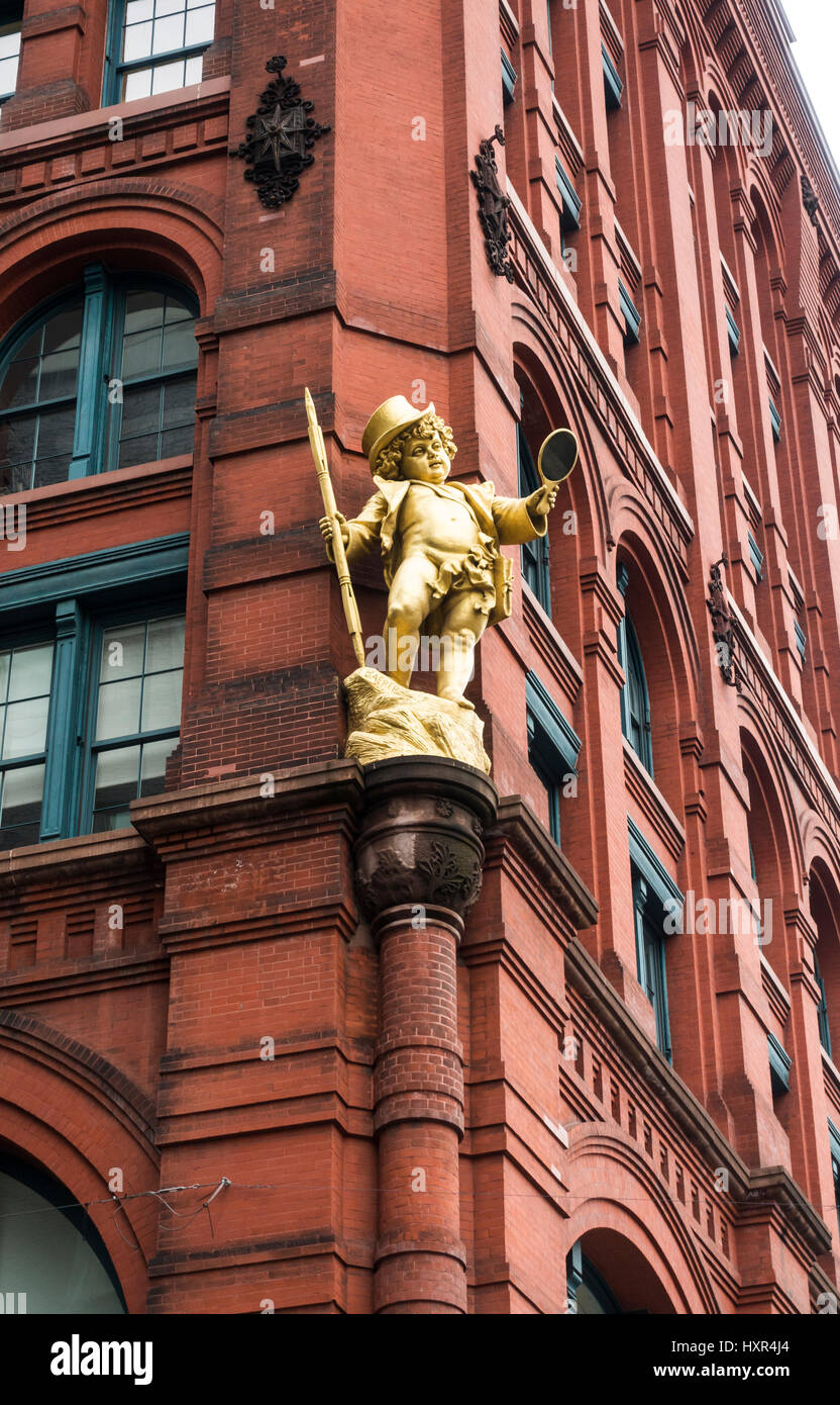 Statua dorata di puck su Mulberry Street angolo dell'edificio di puck in Nolita in NYC Foto Stock