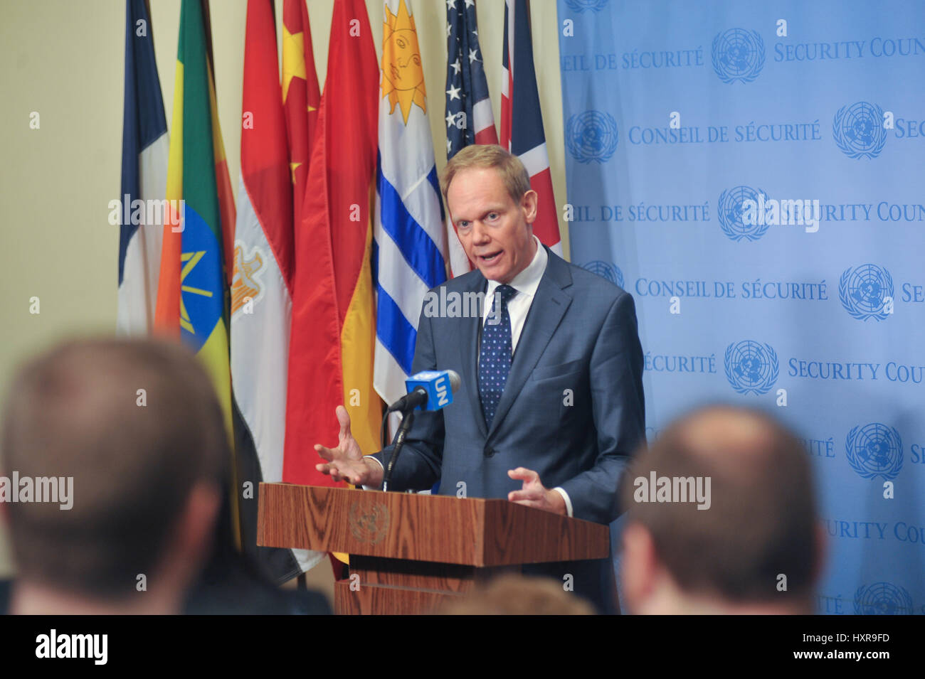 New York, Stati Uniti. 29 Mar, 2017. Ambasciatore britannico presso le Nazioni Unite Matthew Rycroft parla ai giornalisti. Consiglio di sicurezza si riunisce per discutere gli ultimi avvenimenti in Yemen, che si trova ancora di fronte a una guerra civile ed è diventata la base per i gruppi militanti come Al Qaeda e Stato islamico. Il paese si trova ad affrontare il "più grande crisi umanitaria' nel mondo, con i due terzi dei suoi diciotto milioni di persone che hanno bisogno di aiuto, secondo Stephen O'Brien, un alto funzionario dell'ONU. Credito: Luiz Roberto Lima/Pacific Press/Alamy Live News Foto Stock