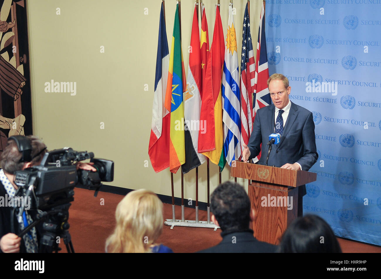 New York, Stati Uniti. 29 Mar, 2017. Ambasciatore britannico presso le Nazioni Unite Matthew Rycroft parla ai giornalisti. Consiglio di sicurezza si riunisce per discutere gli ultimi avvenimenti in Yemen, che si trova ancora di fronte a una guerra civile ed è diventata la base per i gruppi militanti come Al Qaeda e Stato islamico. Il paese si trova ad affrontare il "più grande crisi umanitaria' nel mondo, con i due terzi dei suoi diciotto milioni di persone che hanno bisogno di aiuto, secondo Stephen O'Brien, un alto funzionario dell'ONU. Credito: Luiz Roberto Lima/Pacific Press/Alamy Live News Foto Stock