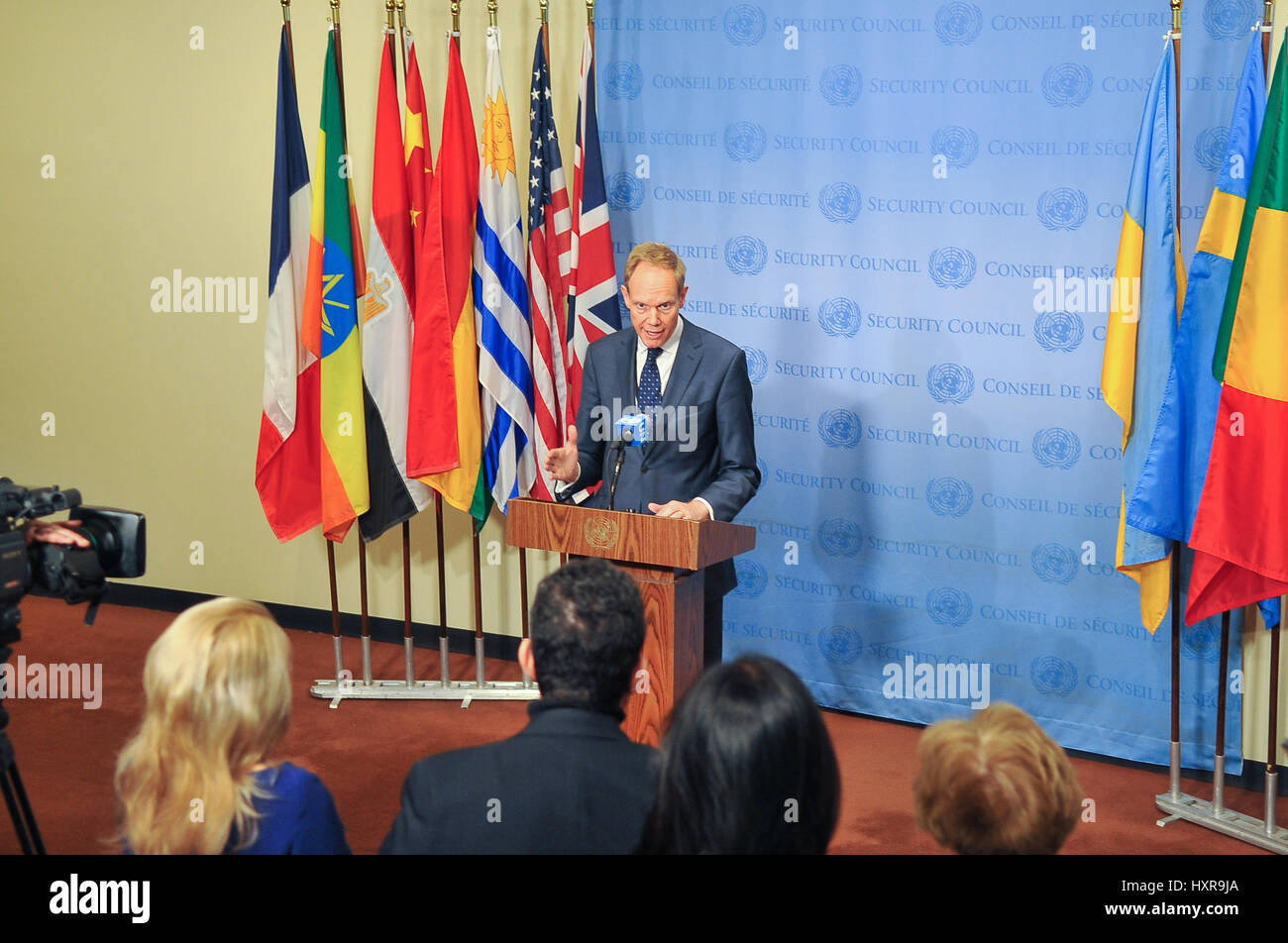 New York, Stati Uniti. 29 Mar, 2017. Ambasciatore britannico presso le Nazioni Unite Matthew Rycroft parla ai giornalisti. Consiglio di sicurezza si riunisce per discutere gli ultimi avvenimenti in Yemen, che si trova ancora di fronte a una guerra civile ed è diventata la base per i gruppi militanti come Al Qaeda e Stato islamico. Il paese si trova ad affrontare il "più grande crisi umanitaria' nel mondo, con i due terzi dei suoi diciotto milioni di persone che hanno bisogno di aiuto, secondo Stephen O'Brien, un alto funzionario dell'ONU. Credito: Luiz Roberto Lima/Pacific Press/Alamy Live News Foto Stock